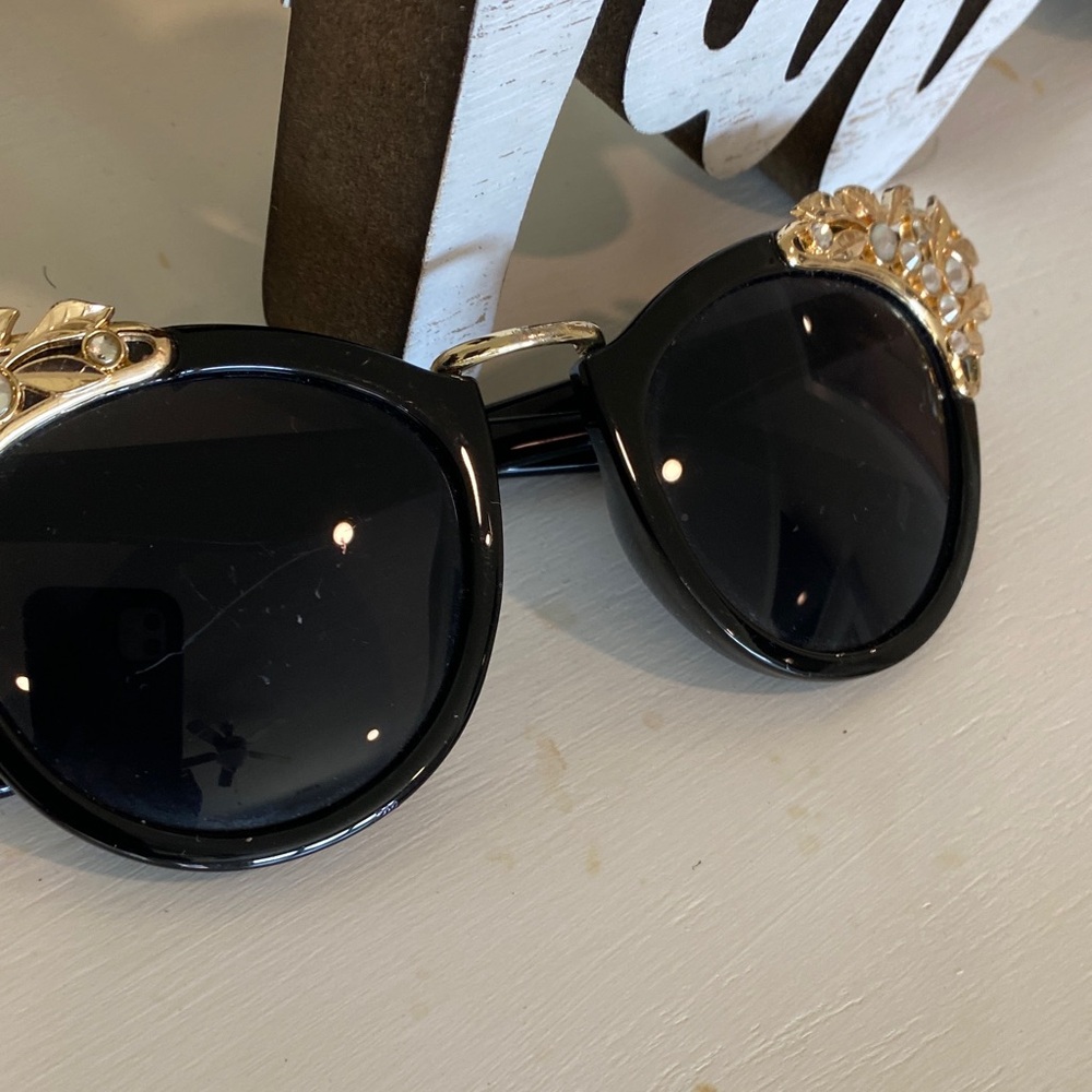Elegant Black and Gold Sunglasses - Picture 3 of 3